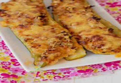Baked courgettes stuffed with chicken, vegetables and cheese