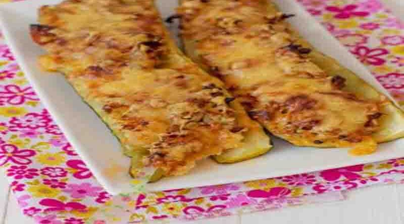 Baked courgettes stuffed with chicken, vegetables and cheese